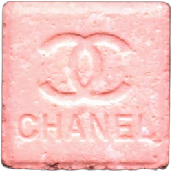 Pil Chanel — MDMA 1mg; Caffeine 3mg; Amphetamine 5mg; 3-CMC — Barcelona, Spanje