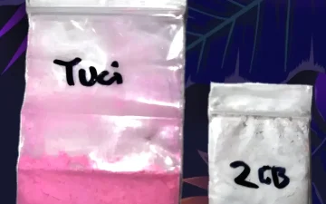 Zakjes met roze tusi-poeder en wit 2C-B-poeder