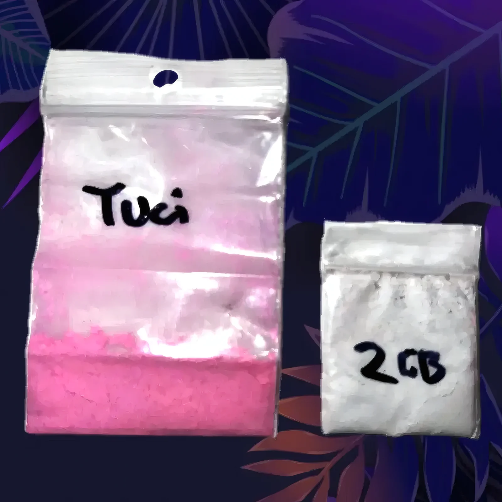 Zakjes met roze tusi-poeder en wit 2C-B-poeder