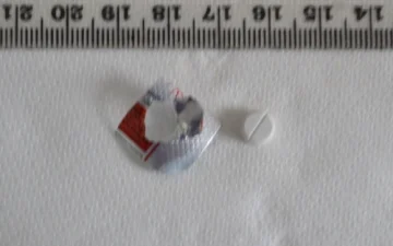 Witte ronde tramadoltablet naast de doordrukstrip