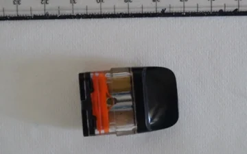 Vape-cartridge naast een liniaal gefotografeerd, ingestuurd als labmonster