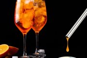 Een test voor het opsporen van drugs in drankjes die naast twee sinaasappelcocktails worden gebruikt
