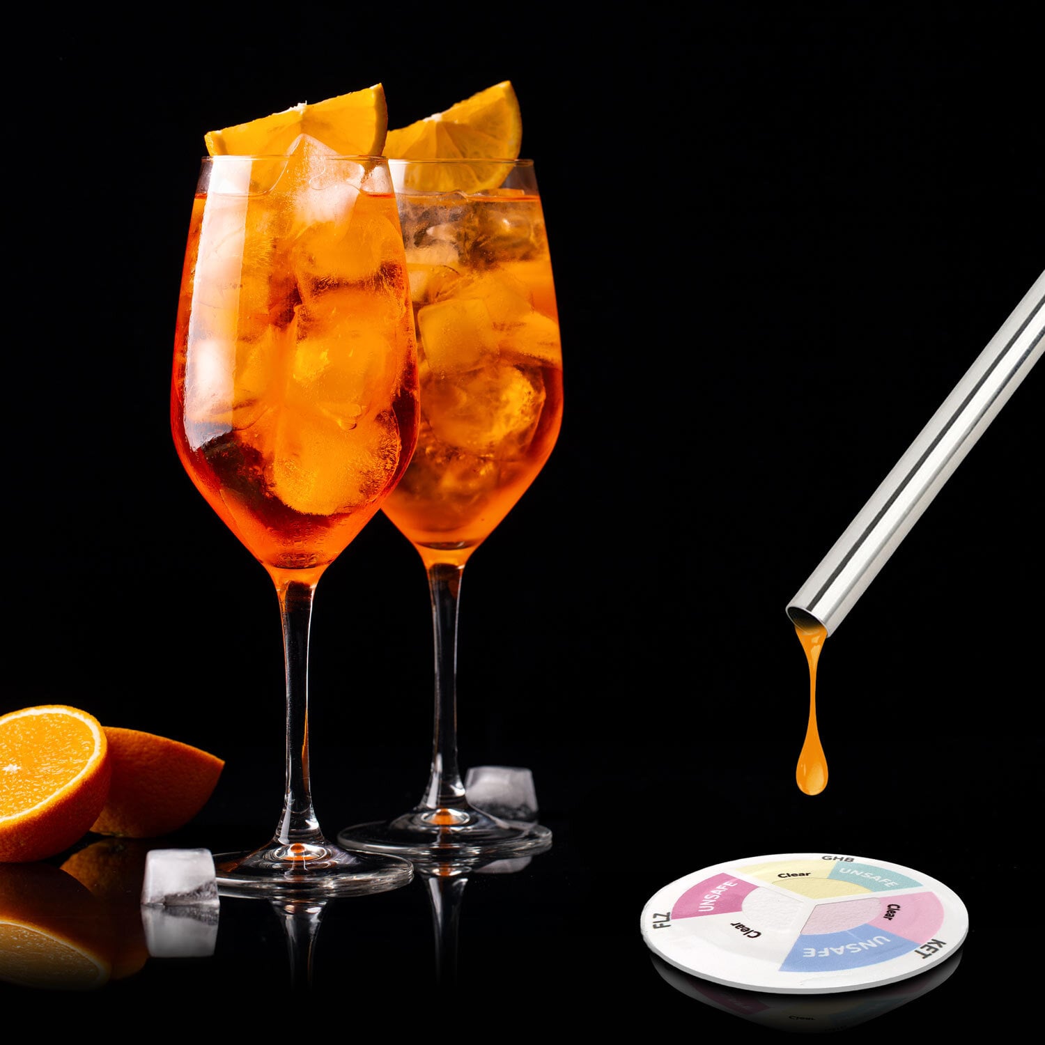 Een test voor het opsporen van drugs in drankjes die naast twee sinaasappelcocktails worden gebruikt